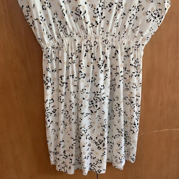 H&M dress. White with tan dots and black flowers. 100% cotton size Medium. - Picture 3 of 8